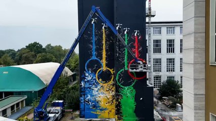 Olimpiadi, ecco "Apri alla vita": inaugurato l'enorme murales a Milano
