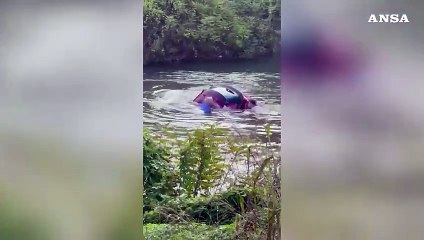 Imprenditore padovano in canale con l'auto, salvato da due passanti