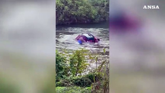 Imprenditore padovano in canale con l'auto, salvato da due passanti