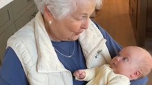 Cette petite fille rencontre son arrière-grand-mère pour la première fois