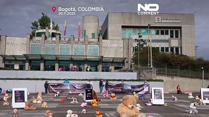 Babákkal és plüssállatokkal tiltakoznak a gyermekekkel szembeni szexuális visszaélések ellen