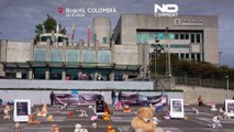 Los colombianos protestan contra el abuso sexual infantil con muñecos frente a la Fiscalía General