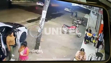 Cae sujeto acusado de apuñalar a otro en un restaurante de pollos y sale a la luz video del lugar