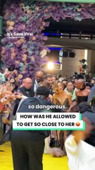 Wicked premiere leads to more trauma for Ariana Grande 😰