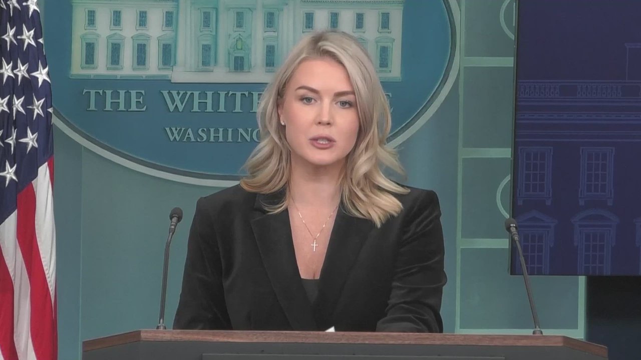 Karoline Leavitt Faces Disrespectful Moment with Journalists Before Leaving Briefing Room