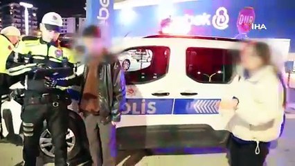 Nefes kesen anlar! Polis ve bekçi ‘etten duvar’ olup çocuk sürücüyü durdurdu