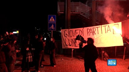 La protesta dei Pro Pal prima di Olimpia Milano-Hapoel Tel Aviv: «Boicottiamo Israele»