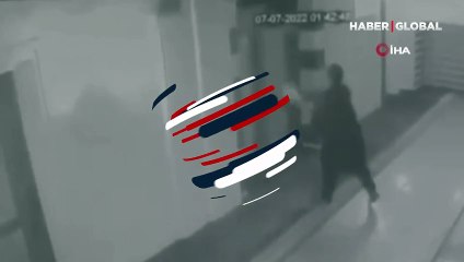 Gaziantep'in Şehitkamil ilçesinde bir kişi, benzin dökerek camiyi yakmaya çalıştı!