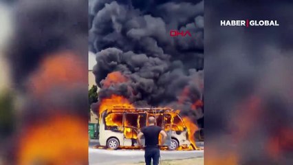 İstanbul Bağcılar'da yolcu minibüsü alev alev yandı!