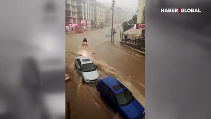 Ankara'da sel sularına kapılan motokurye yaşam savaşı veriyor! Kurtarılma anı kamerada...