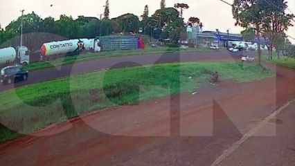 Câmera flagra momento em que motorista sai da pista e bate em árvore na BR-369