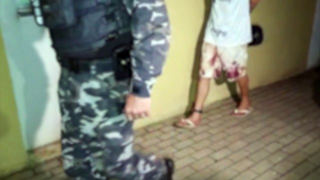 Choque estoura casa e pega jovem com 105 bolinhas de maconha no Cascavel Velho