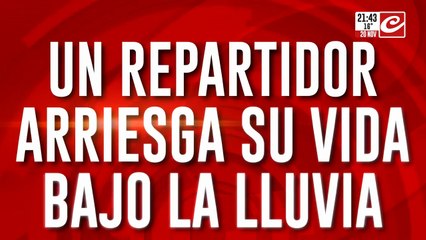 Un repartidos arriesga su vida bajo la lluvia