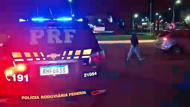 PRF realiza fiscalização de trânsito na marginal da BR-277 em Cascavel