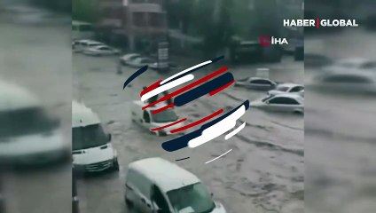 Başkent'te sağanak yağmur... Aracın üzerine çıktılar