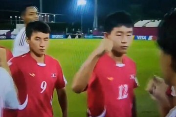Polémico saludo de los jugadores de Corea del Norte a Japón: puñetazos