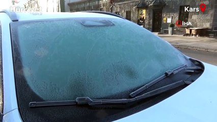 Kars eksi 13’ü gördü: Araç camları buz tuttu