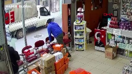 Bursa'da dehşete düşüren olay kamerada! Eczane önüne çıkan kadın çalışana saldırıp kıyafetini çıkarmaya çalıştı