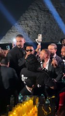 وصلة رقص وغناء بين محمد رمضان وأحمد السقا أمام الأهرامات