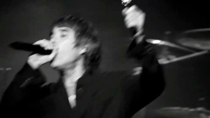 Les Stone Roses chantent "I Wanna Be Adored"