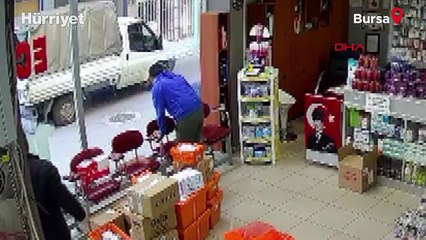 Korku dolu anlar! Eczane önüne çıkan kadın çalışana saldırıp kıyafetini çıkarmaya çalıştı