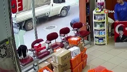 Hava almak için dışarı çıkan eczacının üzerine atladı: O anlar kamerada