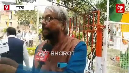 धरना-प्रदर्शन के बीच जमीन पर लेट गए पप्पू यादव, बिहार चुनाव रिजल्ट के बाद कांग्रेस में घमासान