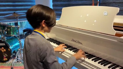 5 yaşında piyanoya dokundu, 10 yaşında 60 ülkede geçerli lise diplomasını aldı
