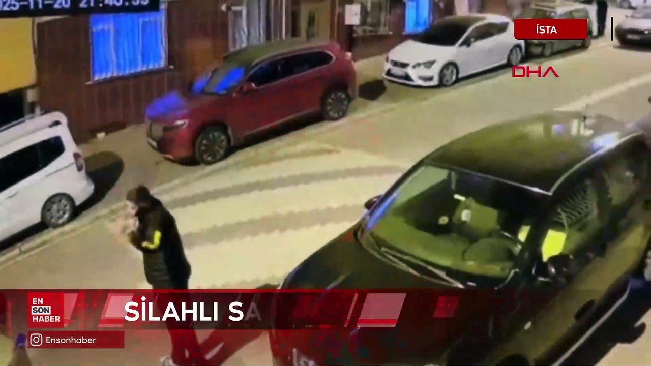 İstanbul Esenyurt'ta sokakta bekleyen 2 arkadaşa silahlı saldırı kamerada