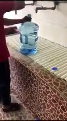 بالفيديو هكذا تغش زجاجات مياه الشرب بالسعودية
