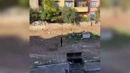 AFAD’ın siren testi sırasında oyun oynayan çocuklar esas duruşa geçti