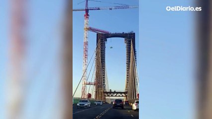 La caída de un aseo portátil desde una grúa en el puente del Centenario de Sevilla que pudo causar una tragedia