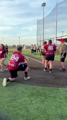 Casamento? Jovem não vê que namorado está ajoelhado... e passa por ele