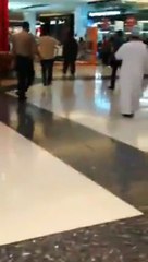 بالفيديو مقتل شرطي خليجي في أحد المولات التجارية