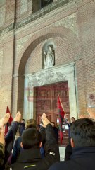 Cantan el Cara el Sol a las puertas de una iglesia de Valladolid en los 50 años de muerte del dictador Franco
