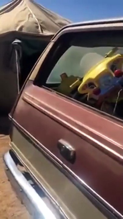 بالفيديو مسن سعودي  كان جندي سابق بالحرس الوطني  يفترش الارض ويعيش في خيمة  لانقطاع المعاش عنه
