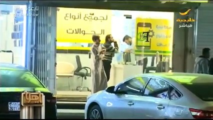 بالفيديو اعتداء وافدين يعملون بشكل غير شرعي في قطاع الاتصالات على مقدم برامج اثناء تصوير تقرير بالسعودية