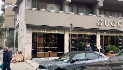 Ladri sfondano la vetrina di Gucci a Palermo e portano via borse e accessori