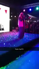 بالفيديو الالعاب النارية تنفجر في وجه مطرب كويتي اثناء حفل غنائي