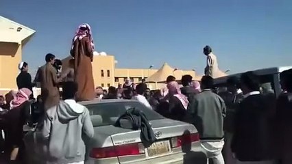 بالفيديو مضاربة جماعية عنيفة بين طلاب مدرسة ثانوية بالسعودية