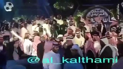بالفيديو هجوم احد الاشخاص على رئيس هيئة الرياضة السعودي تركي آل الشيخ احتفال المنتخب السعودي بالوصول لكأس العالم