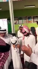 بالفيديو مدير التعليم في محايل بالسعودية يجهش بالبكاء والسبب طفل