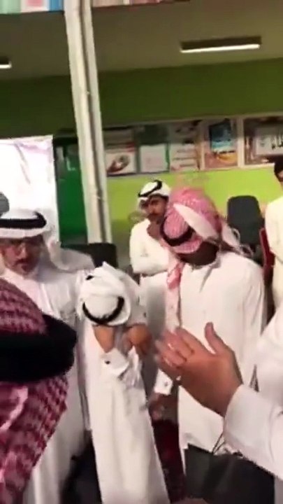 بالفيديو مدير التعليم في محايل بالسعودية يجهش بالبكاء والسبب طفل
