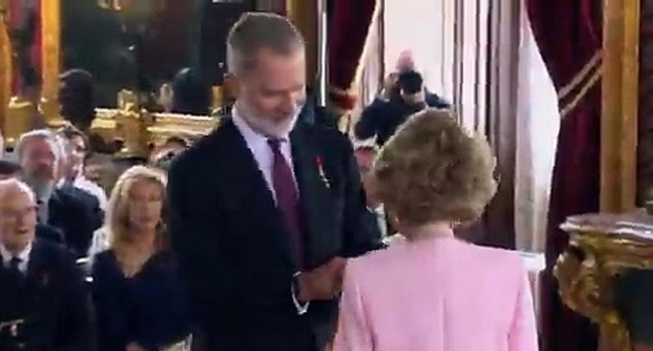 La emoción de Felipe VI al colocarle el Toisón de Oro a la reina Sofía