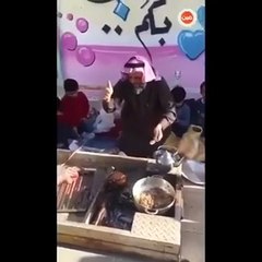 بالفيديو مدرس يعد الطعام لطلابه مكافأة لهم داخل مدرسة بالسعودية