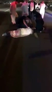 بالفيديو مفحط متهور يدهس مواطن بمحافظة جدة