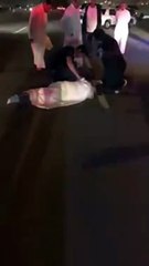 بالفيديو مفحط متهور يدهس مواطن بمحافظة جدة