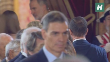 El abrazo entre Leonor y Sofía en el acto del Toisón de Oro