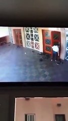 بالفيديو ثلاث لصوص يسرقون اموال مواطن باحد المساجد بالسعودية