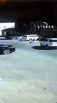 بالفيديو سائق يدهس طالب اثناء خروجه من المدرسة ويفر هارباً